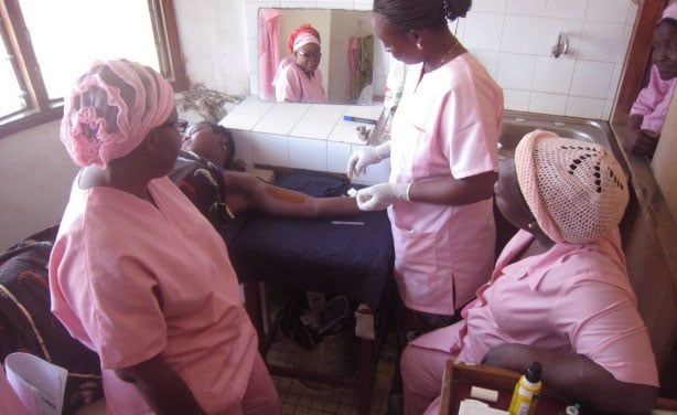Éliminer les décès maternels dans un monde à 8 milliards d’individus : comment les sages-femmes sauvent des vies